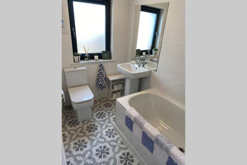 2X King Bedrooms, Private Living Room & Bathroom Thornhill  Dış mekan fotoğraf
